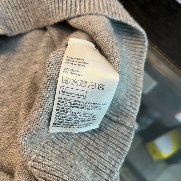 H&M Women's Medium Angora Blend Pug Dog Gangsta Wrapper Pullover Sweater Grey - Picture 9 of 11